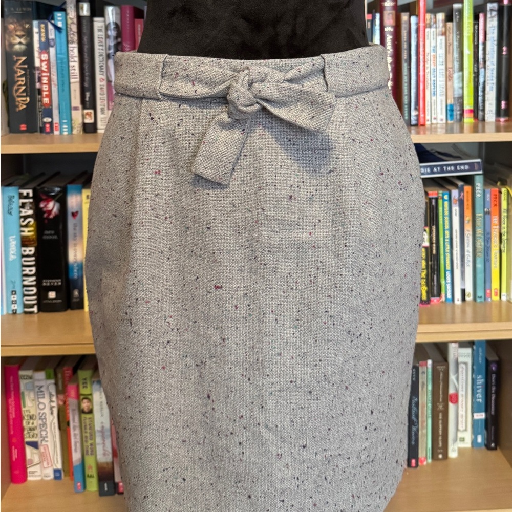LOFT Poly Acrylic Woolen Gray Short Skirt for the Office - size 2